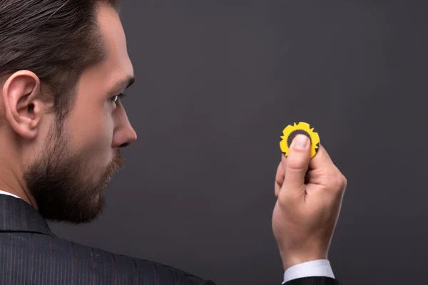 Uomo che mostra un chip giallo — Foto Stock