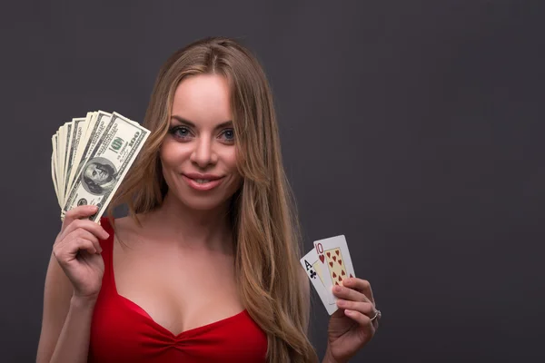 Kvinnan leende visar kort och pengar — Stockfoto