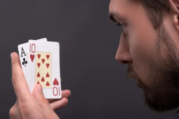 Hombre sosteniendo cartas — Foto de Stock