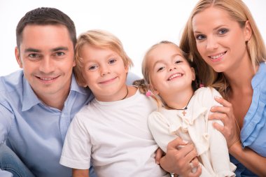 Beyaz arka plan üzerinde izole mutlu bir aile