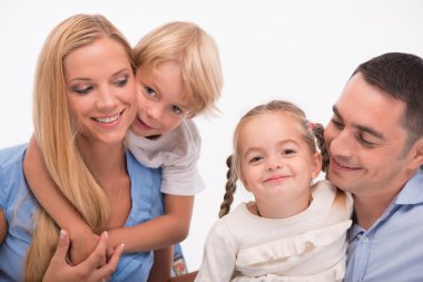 Beyaz arka plan üzerinde izole mutlu bir aile