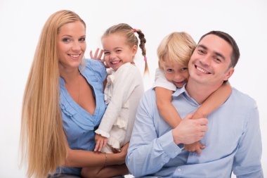 Beyaz arka plan üzerinde izole mutlu bir aile