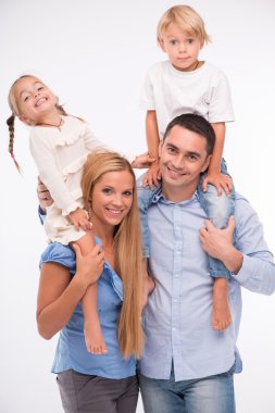 Beyaz arka plan üzerinde izole mutlu bir aile