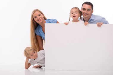 Beyaz arka plan üzerinde izole mutlu bir aile