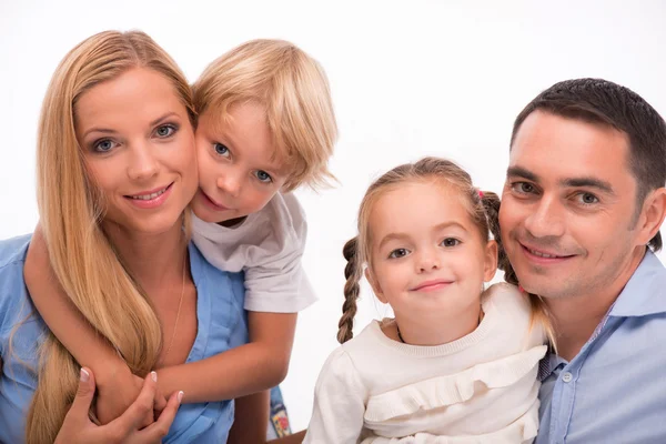 खुश परिवार सफेद पृष्ठभूमि पर अलग — स्टॉक फ़ोटो, इमेज