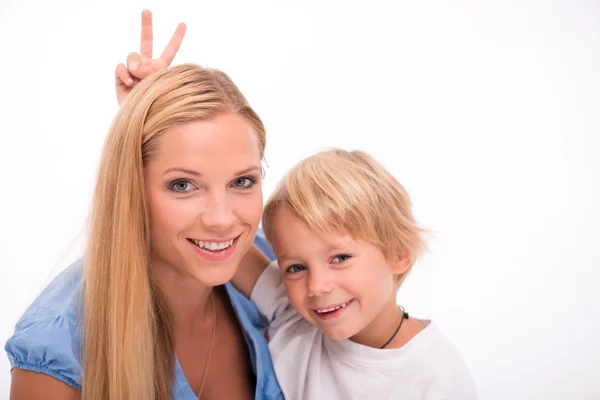 Familia feliz aislada sobre fondo blanco —  Fotos de Stock