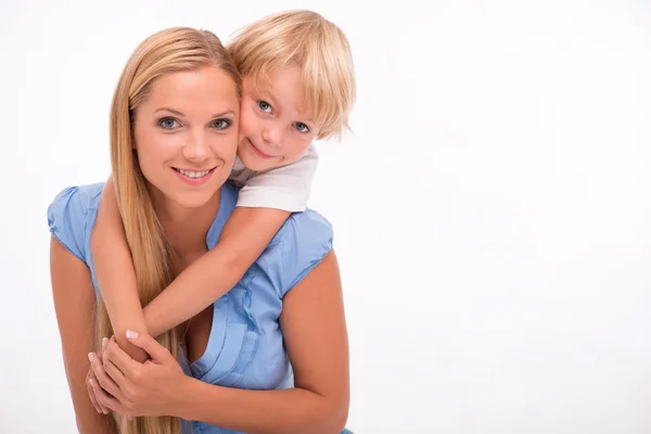 Glückliche Familie isoliert auf weißem Hintergrund — Stockfoto