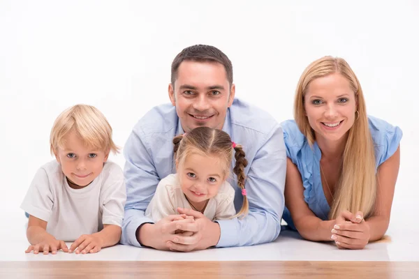 Família feliz isolado no fundo branco — Fotografia de Stock