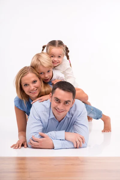 Familia feliz aislada sobre fondo blanco — Foto de Stock