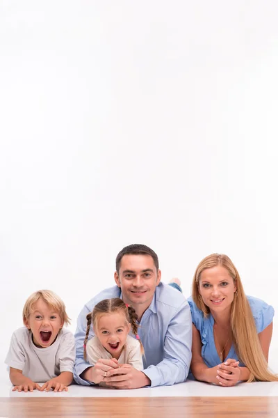 Familia feliz aislada sobre fondo blanco — Foto de Stock