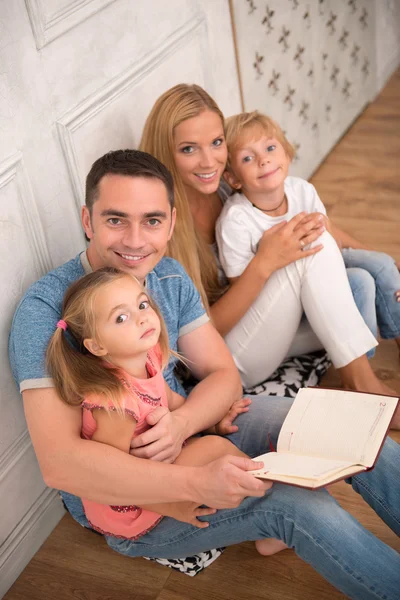 Familia feliz aislada sobre fondo blanco — Foto de Stock