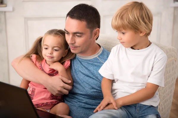 Lykkelig familie isoleret på hvid baggrund - Stock-foto