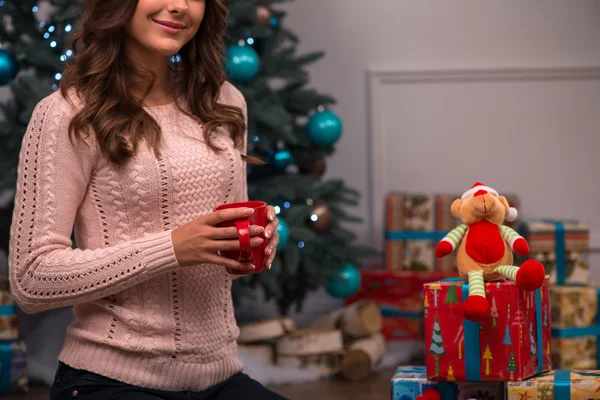 Hermosa chica pendiente de Navidad —  Fotos de Stock