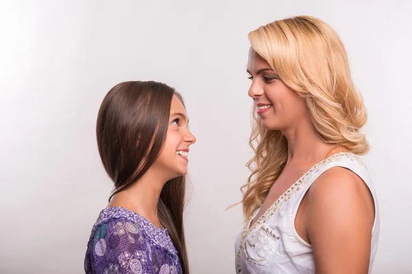 Young mother and teenager daughter — Stock Photo, Image