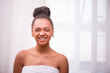 Beyaz havlu koyu tenli kız güzel