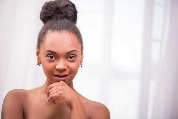 Menina de pele escura bonita em toalha branca — Fotografia de Stock