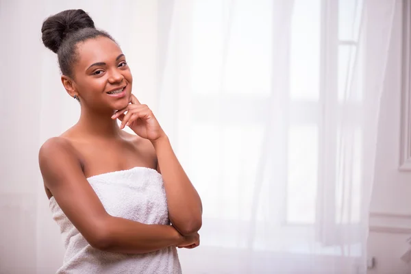 Schönes dunkelhäutiges Mädchen in weißem Handtuch — Stockfoto