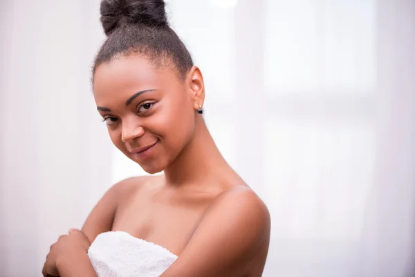 Belle fille à la peau foncée en serviette blanche — Photo