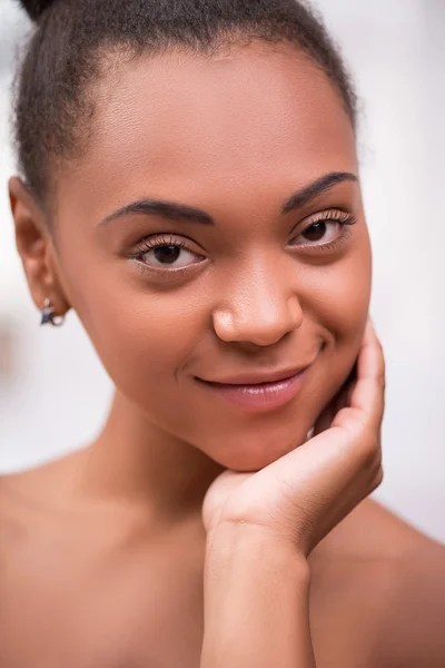 Menina de pele escura bonita em toalha branca — Fotografia de Stock