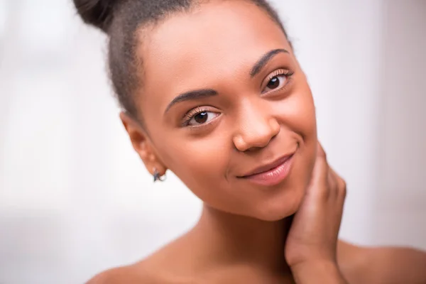 Beautiful  dark skinned girl in white towel — Stock Photo, Image