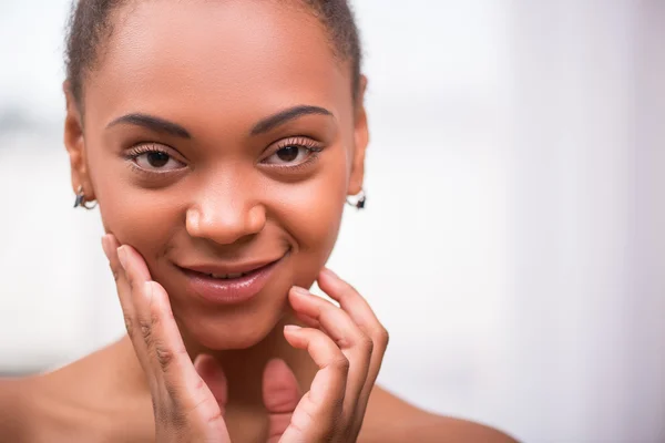 Schönes dunkelhäutiges Mädchen in weißem Handtuch — Stockfoto