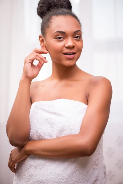 Menina de pele escura bonita em toalha branca — Fotografia de Stock