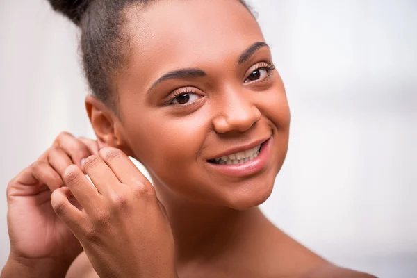 Schönes dunkelhäutiges Mädchen in weißem Handtuch — Stockfoto