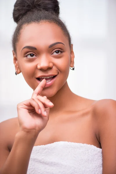 Menina de pele escura bonita em toalha branca — Fotografia de Stock