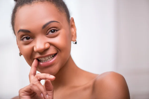 Beautiful  dark skinned girl in white towel — Stock Photo, Image