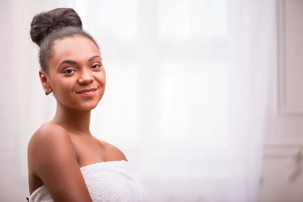 Schönes dunkelhäutiges Mädchen in weißem Handtuch — Stockfoto