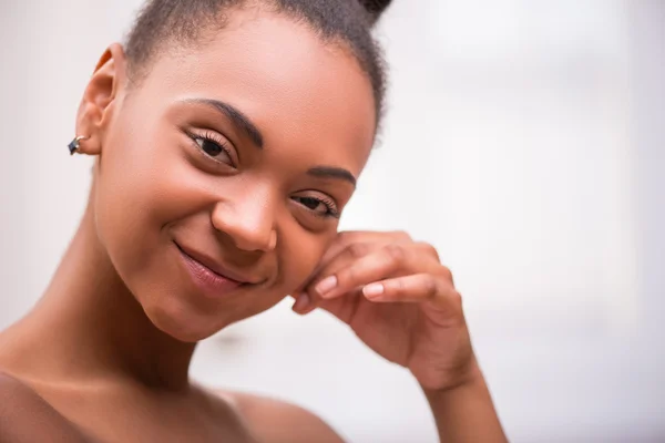 Menina de pele escura bonita em toalha branca — Fotografia de Stock