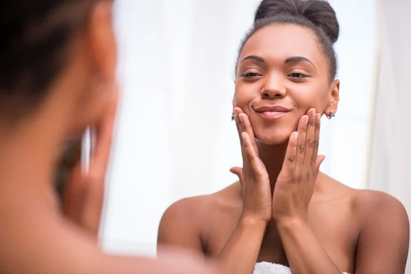 Beautiful  dark skinned girl in white towel — Stock Photo, Image