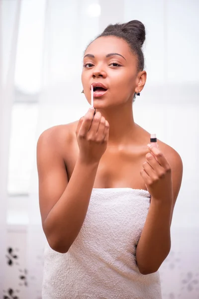 Beautiful  dark skinned girl in white towel — Stock Photo, Image