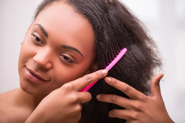 Schönes dunkelhäutiges Mädchen in weißem Handtuch — Stockfoto