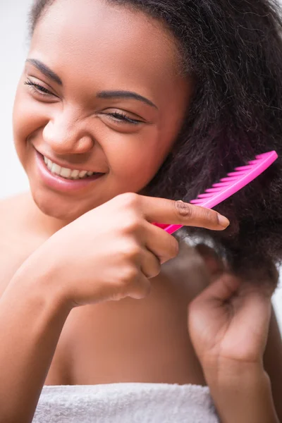 Menina de pele escura bonita em toalha branca — Fotografia de Stock