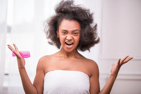 Schönes dunkelhäutiges Mädchen in weißem Handtuch — Stockfoto