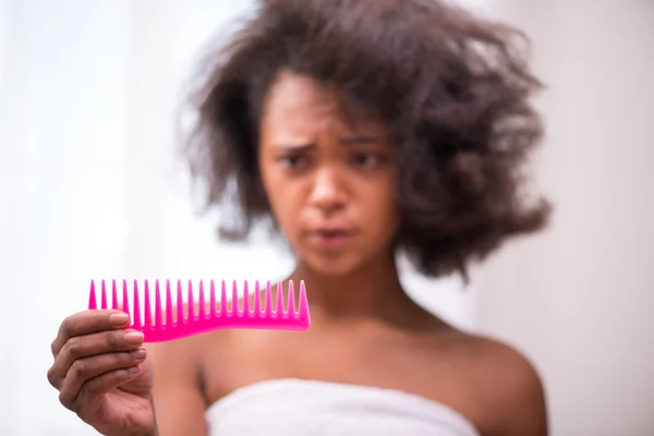 Schönes dunkelhäutiges Mädchen in weißem Handtuch — Stockfoto