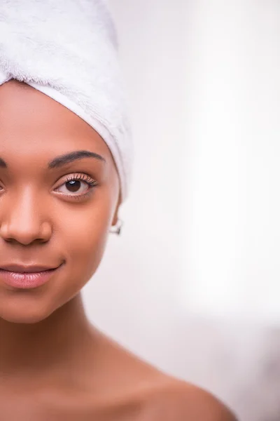 Belle fille à la peau foncée en serviette blanche — Photo