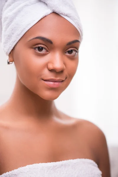 Beautiful  dark skinned girl in white towel — Stock Photo, Image