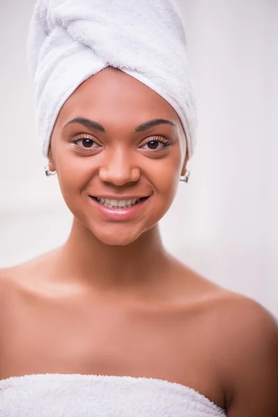 Beautiful  dark skinned girl in white towel — Stock Photo, Image