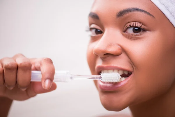 Schönes dunkelhäutiges Mädchen in weißem Handtuch — Stockfoto