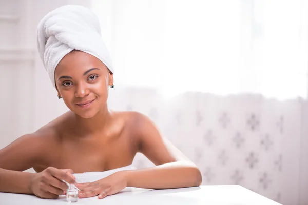 Menina de pele escura bonita em toalha branca — Fotografia de Stock