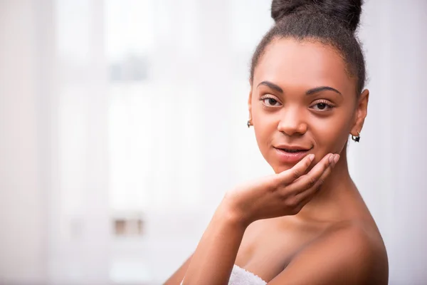 Schönes dunkelhäutiges Mädchen in weißem Handtuch — Stockfoto