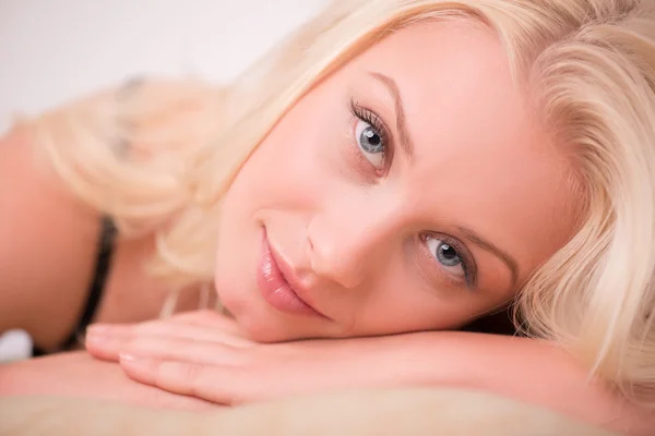 Sexy schöne blonde Mädchen in Unterwäsche — Stockfoto