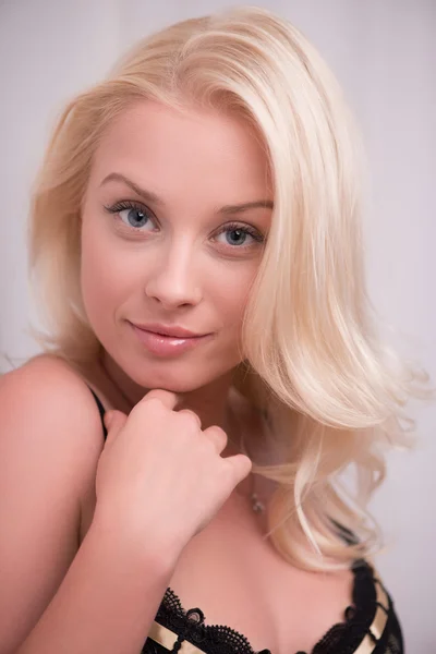 Sexy, vakker blond jente i undertøy – stockfoto