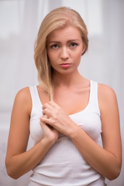 Kız kameraya saçlarını dokunmadan