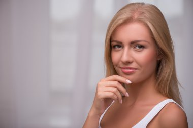 Yeşil gözlü sarışın kız