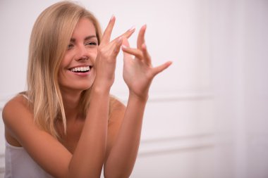 Kız farklı duygular ifade eder.