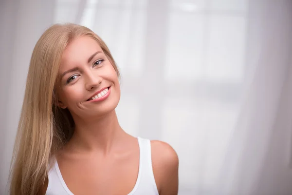 Blondes Mädchen mit grünen Augen — Stockfoto