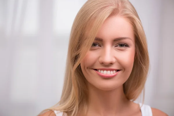 Ragazza bionda con gli occhi verdi — Foto Stock